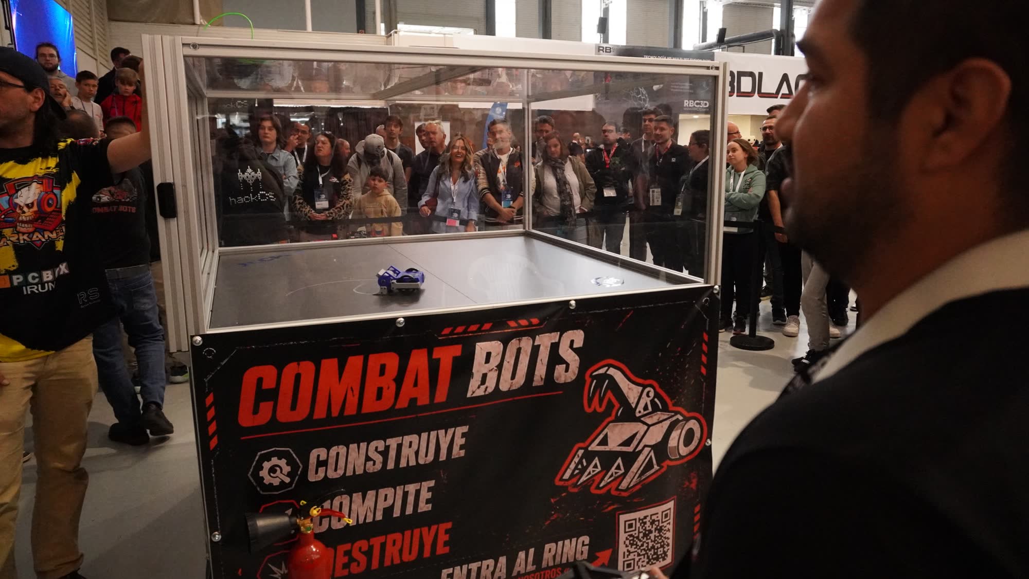 Arena de COMBATBOTS rodeada de público en el BEC de Barakaldo