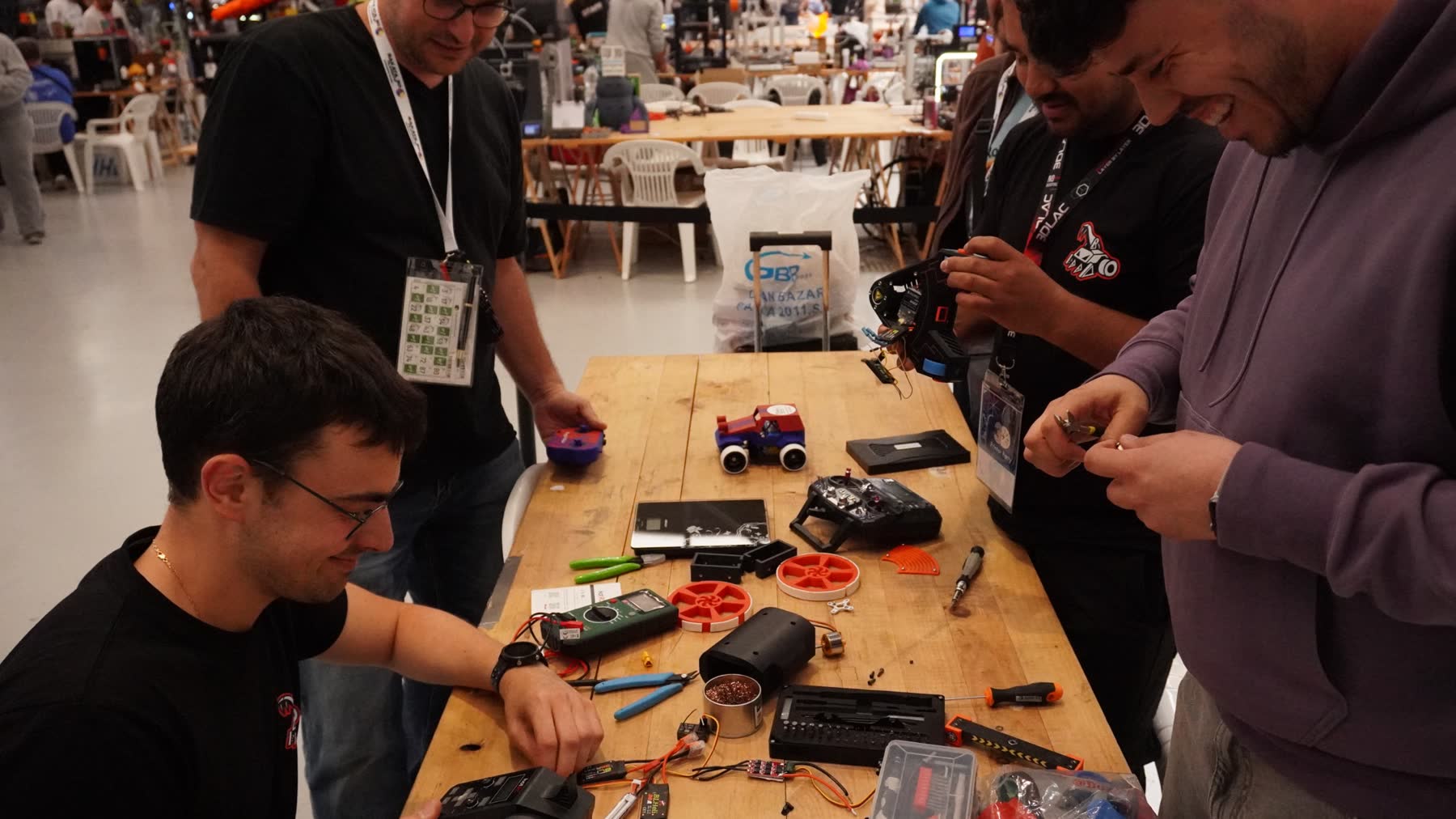Pit abierto: mesa de montaje con robots, herramientas y emisoras
