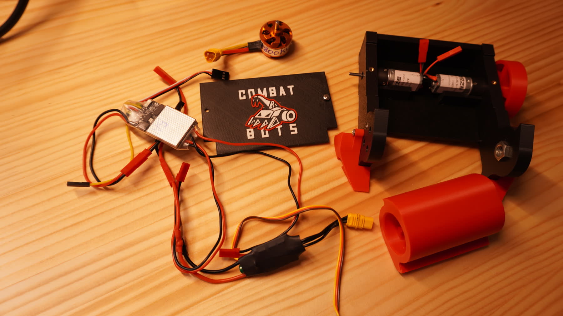 Contenido del kit desglosado: motor, variador, cableado, batería, placa y piezas impresas