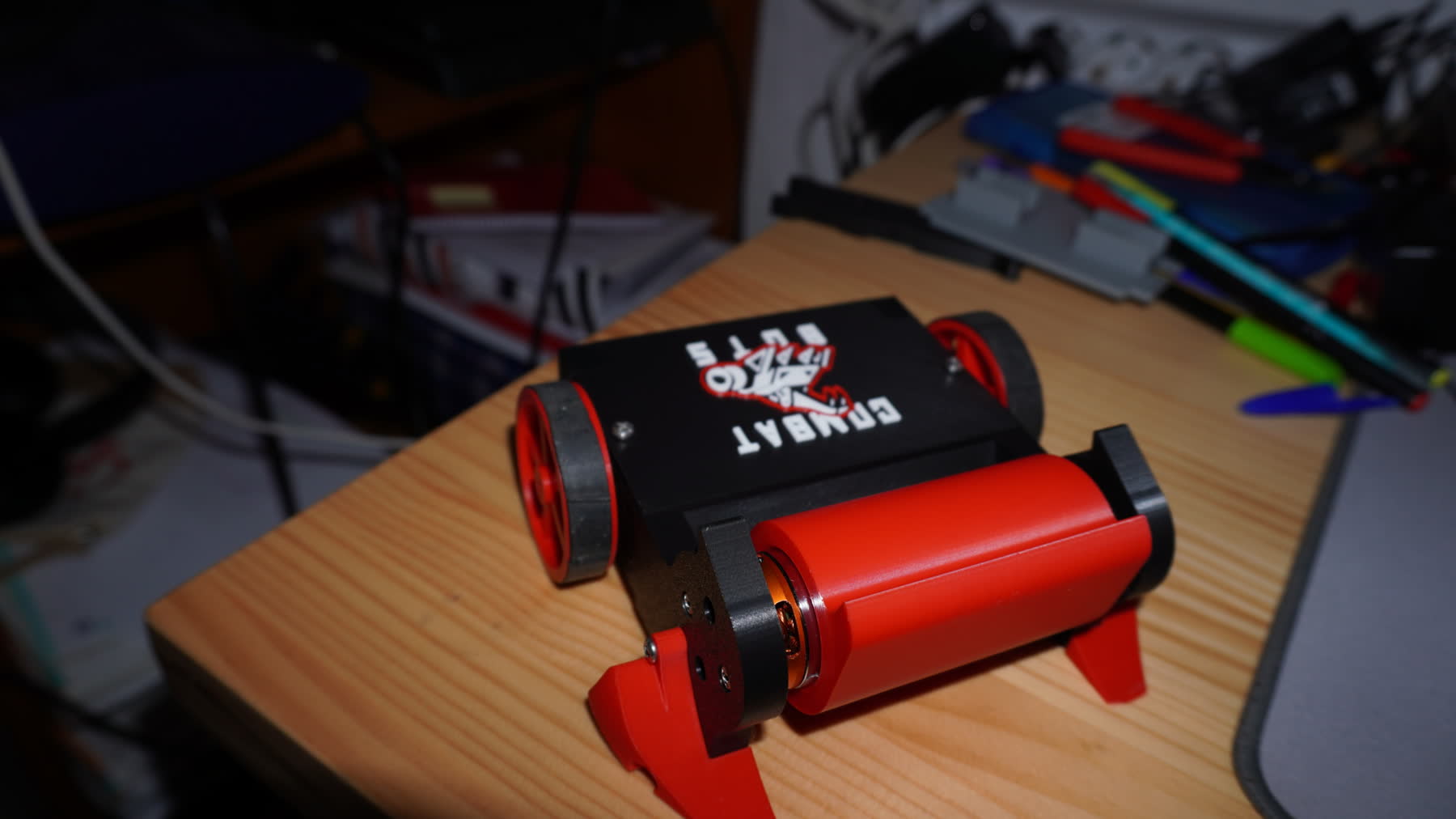 Kit COMBATBOTS montado: chasis negro impreso, tambor rojo y cuñas